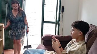 A mãe do meu padrasto me colocou pra arrumar a casa e eu comi ela